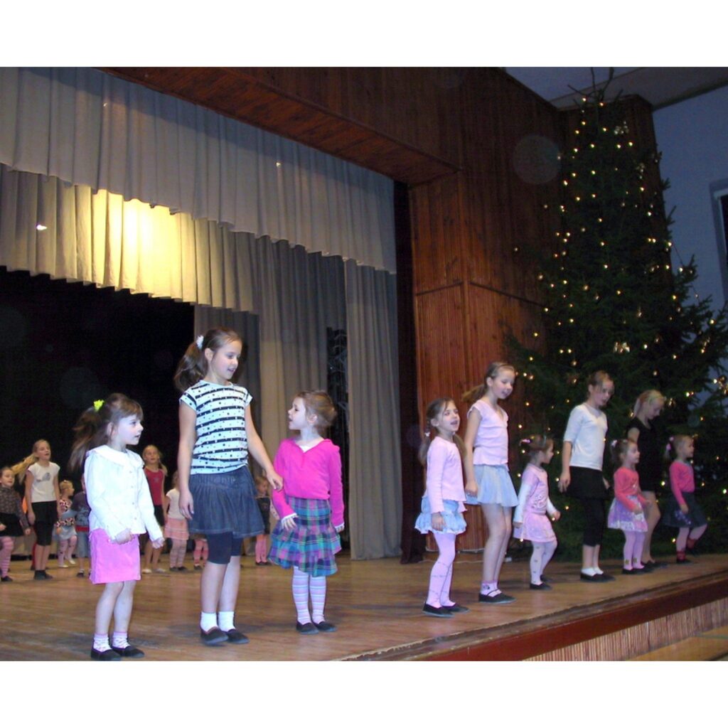 Ar mīļu un sirsnīgu koncertu vecākiem noslēdzās bērnu vokālā ansambļa „Sīmanīši” 2008. gada sezona. Nākamā tikšanās mazajiem dziedātājiem būs 2009. gada 6. janvārī. Savukārt dejotāji gatavojas svētku koncertam. Ko Smiltenes Bērnu un...
Autors: Santa Sinka