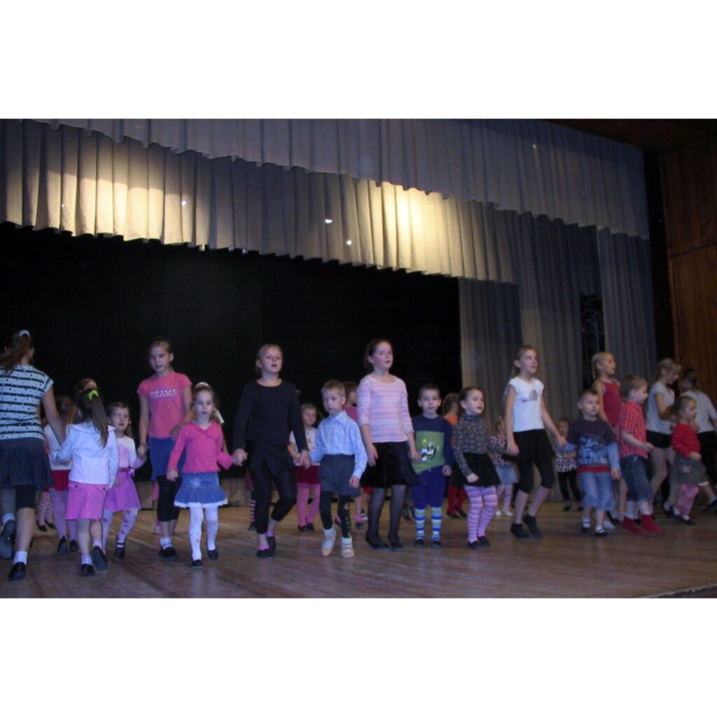 Ar mīļu un sirsnīgu koncertu vecākiem noslēdzās bērnu vokālā ansambļa „Sīmanīši” 2008. gada sezona. Nākamā tikšanās mazajiem dziedātājiem būs 2009. gada 6. janvārī. Savukārt dejotāji gatavojas svētku koncertam. Ko Smiltenes Bērnu un...
Autors: Santa Sinka