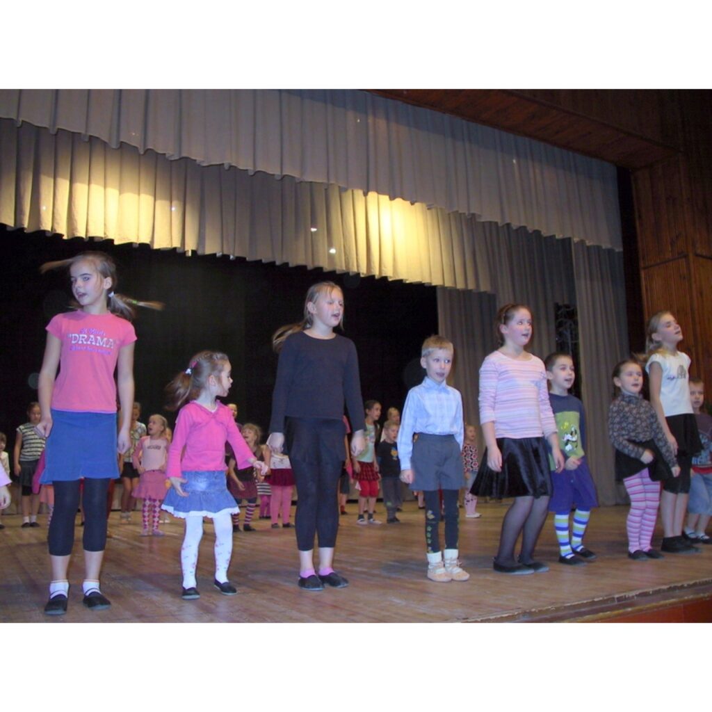 Ar mīļu un sirsnīgu koncertu vecākiem noslēdzās bērnu vokālā ansambļa „Sīmanīši” 2008. gada sezona. Nākamā tikšanās mazajiem dziedātājiem būs 2009. gada 6. janvārī. Savukārt dejotāji gatavojas svētku koncertam. Ko Smiltenes Bērnu un...
Autors: Santa Sinka