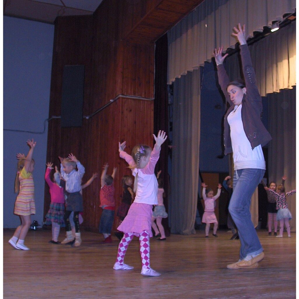 Ar mīļu un sirsnīgu koncertu vecākiem noslēdzās bērnu vokālā ansambļa „Sīmanīši” 2008. gada sezona. Nākamā tikšanās mazajiem dziedātājiem būs 2009. gada 6. janvārī. Savukārt dejotāji gatavojas svētku koncertam. Ko Smiltenes Bērnu un...
Autors: Santa Sinka