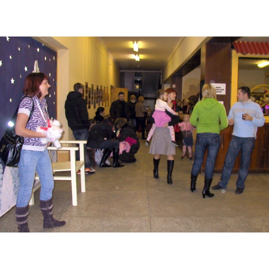 Ar mīļu un sirsnīgu koncertu vecākiem noslēdzās bērnu vokālā ansambļa „Sīmanīši” 2008. gada sezona. Nākamā tikšanās mazajiem dziedātājiem būs 2009. gada 6. janvārī. Savukārt dejotāji gatavojas svētku koncertam. Ko Smiltenes Bērnu un...
Autors: Santa Sinka