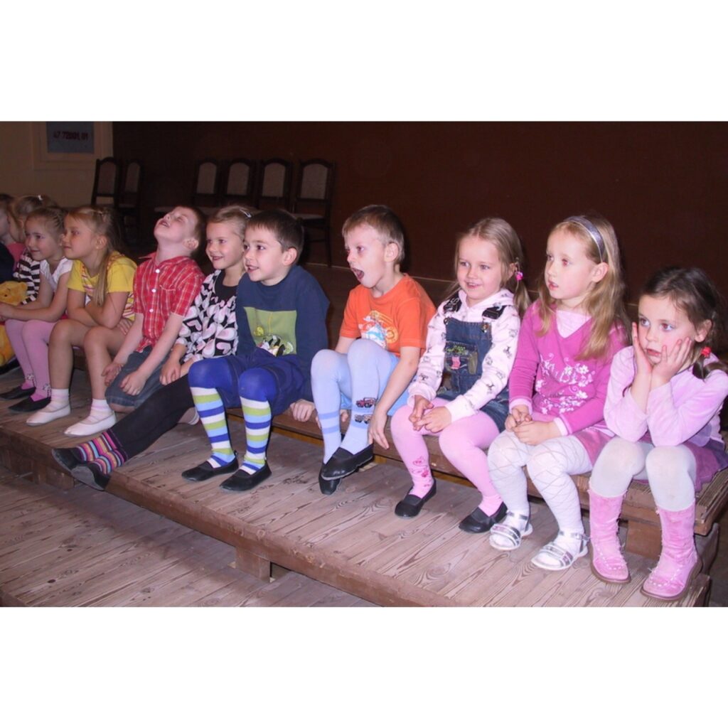 Ar mīļu un sirsnīgu koncertu vecākiem noslēdzās bērnu vokālā ansambļa „Sīmanīši” 2008. gada sezona. Nākamā tikšanās mazajiem dziedātājiem būs 2009. gada 6. janvārī. Savukārt dejotāji gatavojas svētku koncertam. Ko Smiltenes Bērnu un...
Autors: Santa Sinka