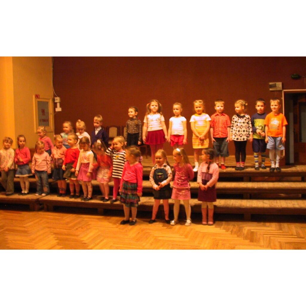 Ar mīļu un sirsnīgu koncertu vecākiem noslēdzās bērnu vokālā ansambļa „Sīmanīši” 2008. gada sezona. Nākamā tikšanās mazajiem dziedātājiem būs 2009. gada 6. janvārī. Savukārt dejotāji gatavojas svētku koncertam. Ko Smiltenes Bērnu un...
Autors: Santa Sinka