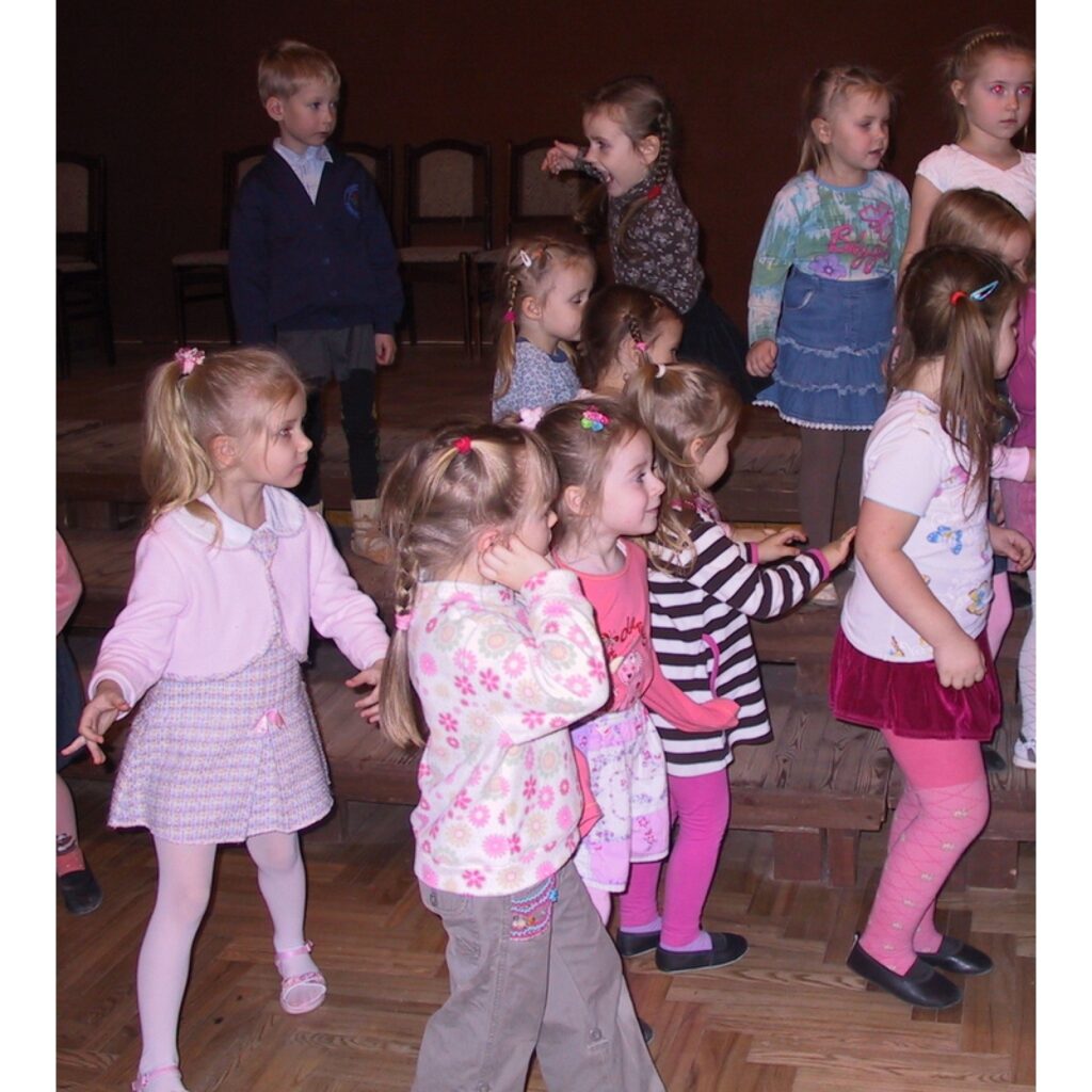 Ar mīļu un sirsnīgu koncertu vecākiem noslēdzās bērnu vokālā ansambļa „Sīmanīši” 2008. gada sezona. Nākamā tikšanās mazajiem dziedātājiem būs 2009. gada 6. janvārī. Savukārt dejotāji gatavojas svētku koncertam. Ko Smiltenes Bērnu un...
Autors: Santa Sinka