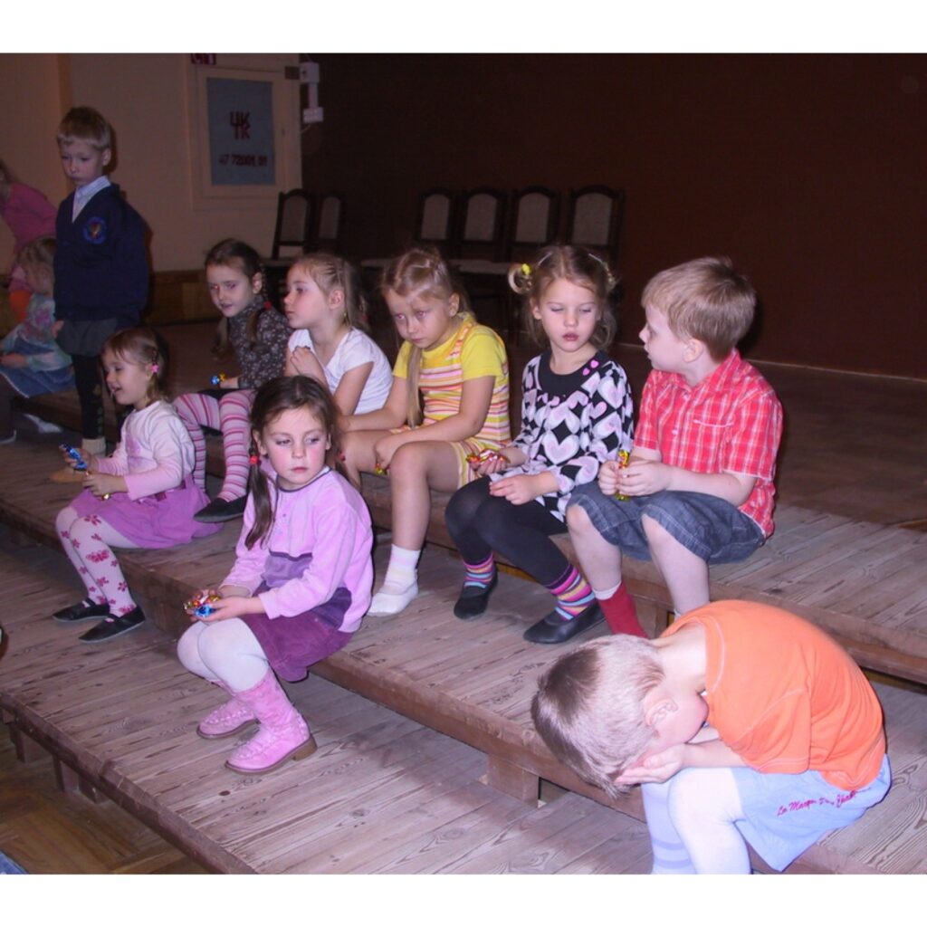 Ar mīļu un sirsnīgu koncertu vecākiem noslēdzās bērnu vokālā ansambļa „Sīmanīši” 2008. gada sezona. Nākamā tikšanās mazajiem dziedātājiem būs 2009. gada 6. janvārī. Savukārt dejotāji gatavojas svētku koncertam. Ko Smiltenes Bērnu un...
Autors: Santa Sinka