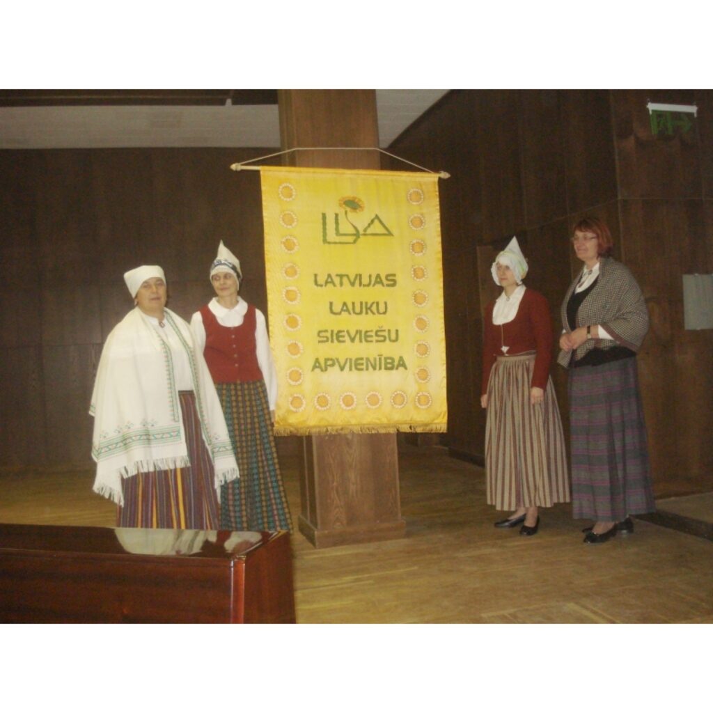 Novembra beigās Rīgā, Zemkopības ministrijā, norisinājās Latvijas lauku sieviešu apvienības rīkotā konference, kurā piedalījās un uzstājās arī Valkas rajona pārstāvji.