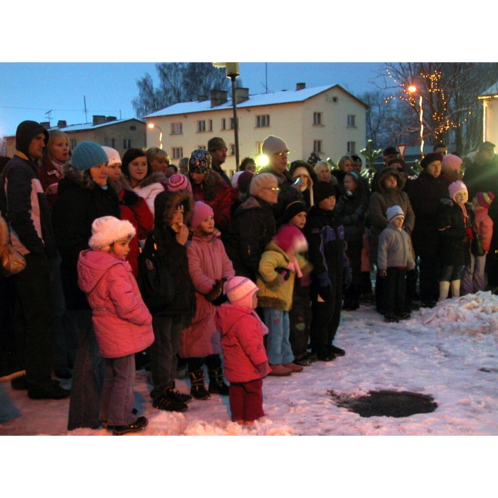 Smiltenieši un pilsētas viesi pulcējās ap kuplo apsnigušo Ziemassvētku eglīti, lai kopā sagaidītu lampiņu iedegšanos. 
Autors: Santa Sinka