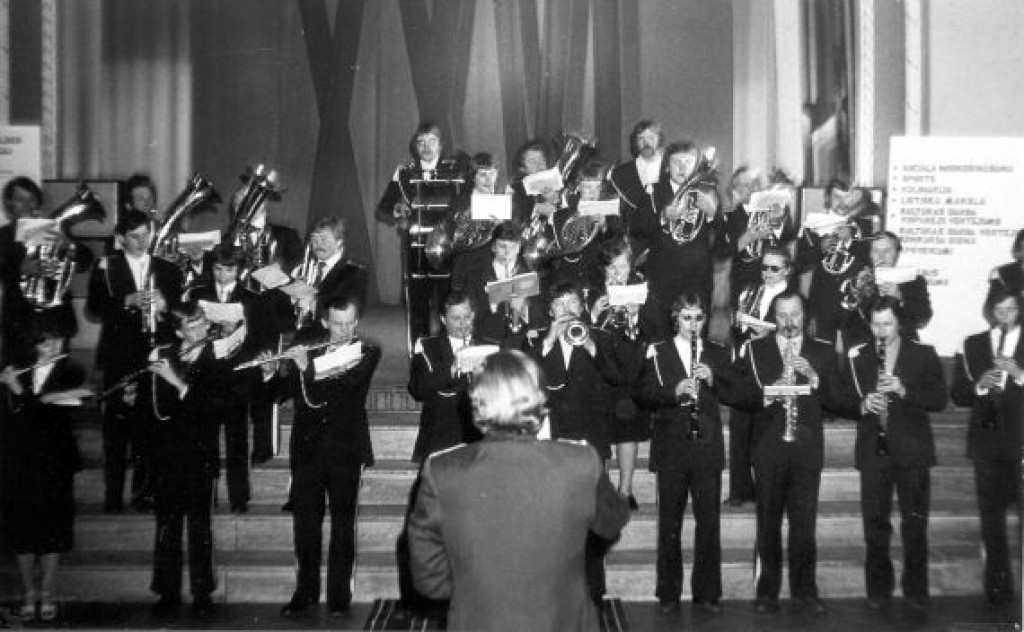 1961. gadā nodibināja pūtēju orķestri. Lielākais pūtēju orķestra sasniegums ir iegūtais Tautas kolektīva goda nosaukums 1982.gadā. Orķestrim vairākkārt ir mainījušies diriģenti, mainījušies ir spēlētāji, bet ar 8 CBR vārdu tas darbojas vēl joprojām. 
Autors: Guntis Gāle