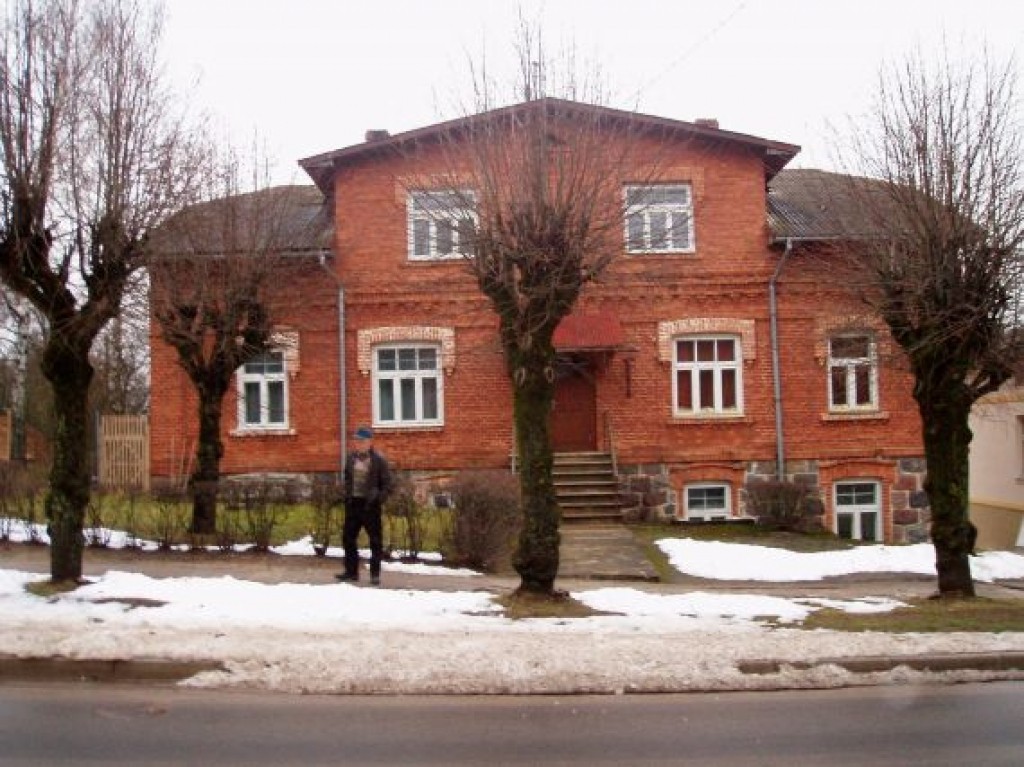 Kantora ēka 1959. gadā Daugavas ielā. Priekšplānā  Edgars Mežulis
Autors: Guntis Gāle