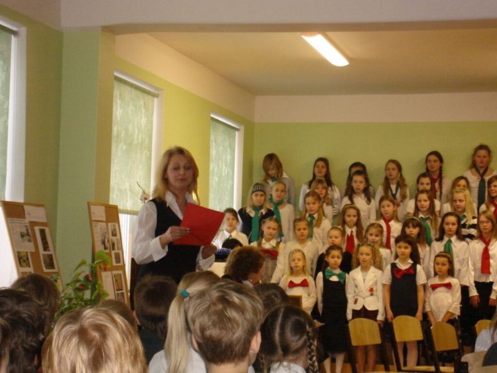 Smiltenes Trīs pakalnu pamatskolas Draudzīgā aicinājuma pasākumā dzejniece Marika Svīķe kopā ar skolēniem sniedza sirsnīgu, aizkustinošu un muzikālu veltījumu. 
Autors: Santa Sinka
