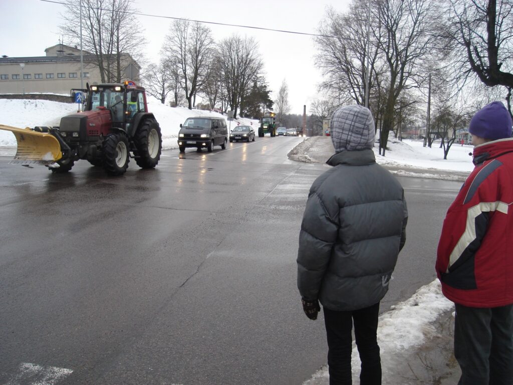 Apvaicātie smiltenieši atbalsta lauksaimnieku protestus. Otrdien Smiltenei cauri izbrauca iespaidīga protestētāju smagās tehnikas kolonna.
Autors: Sandra Pētersone