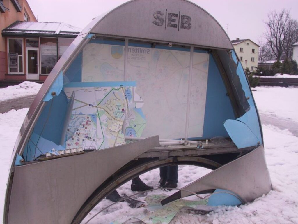  Naktī uz pirmdienu Smiltenes centrā notika divu automašīnu sadursme, pēc kuras viena automašīna aizslīdēja tālāk un uzbrauca stendam ar pilsētas karti,  to sabojājot.
Autors: Sandra Pētersone