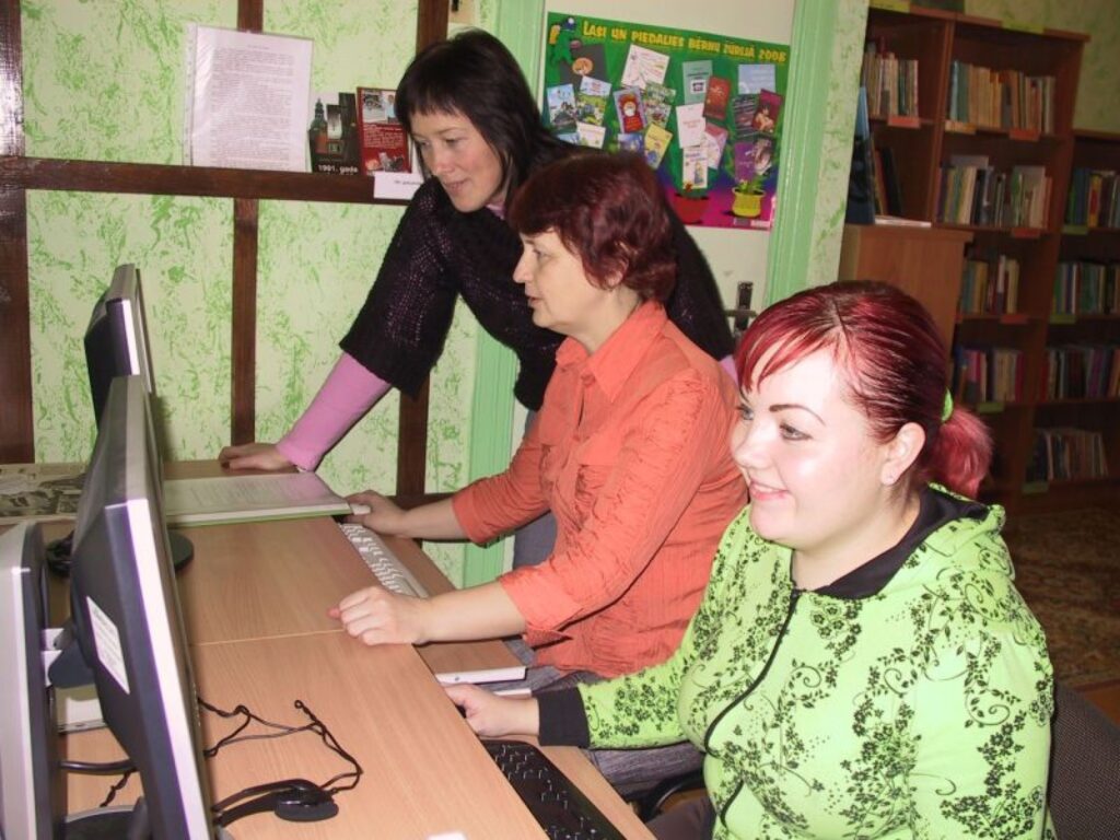 Palsmanes kultūras namā, ko vēlas rekonstruēt vietējā pašvaldība, atrodas arī pagasta bibliotēka.  Tās datorus ar pieeju internetam izmanto kultūras nama vadītāja Aija Zeibote (no kreisās), bibliotekāre Vingra Bērtiņa un bijusī kultūras nama vadītāja Karīna Stāvause - Bērtiņa.
Autors: Sandra Pētersone
