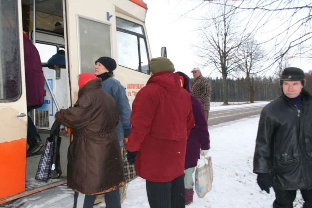 Katru reizi, kad Jaunklidzī piestāj autoveikals, vietējie iedzīvotāji to sagaida ar prieku, jo viņus apmierina gan cenas, gan piedāvātais preču klāsts. 
Autors: Inga Karpova