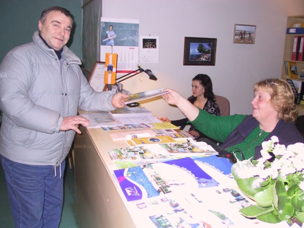 Smiltenietis Ivans Kaļickis spriež, ka šogad ceļos cilvēki, kuriem ir stabils darbs. Smiltenes domes tūrisma speciālistes Dagnija Kalniņa un Sanda Akmentiņa jau tagad secina, ka līgumus ar tūrisma firmām slēdz mazāk cilvēku, nekā pērn.
Autors: Sandra Pētersone