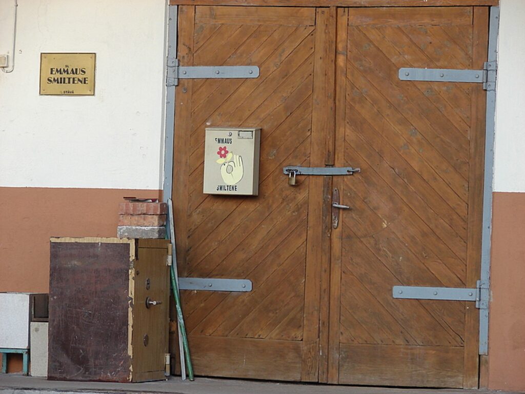 SIA “Būvei” un sabiedriskajai organizācijai “Emmaus Smiltene” bija noruna, ka līdz februārim tā firmai piederošajās telpās var uzturēties. Pēc tam būs jāaizvācas, ja nenomaksās parādu.
Autors: Santa Sinka