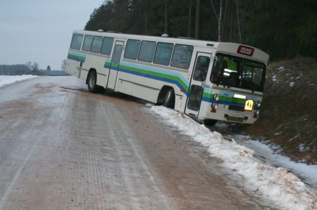 Bērni jau ir izklīduši, daži aizgājuši uz pilsētu,citi devušies mājās, bet pagasta autobuss gaida, kad tiks izvilkts no grāvja. 
Autors: Aivars Zilbers