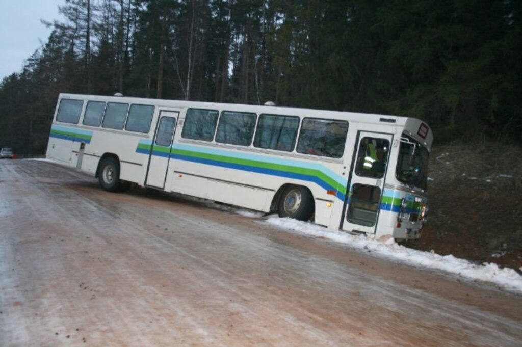 Bērni jau ir izklīduši, daži aizgājuši uz pilsētu,citi devušies mājās, bet pagasta autobuss gaida, kad tiks izvilkts no grāvja. 
Autors: Aivars Zilbers