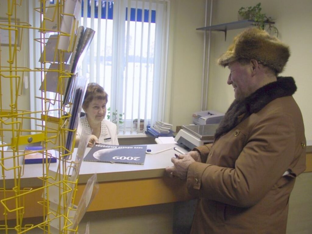 Pensionārs Edvīns Mazjānis par Variņu pasta nodaļas darba laiku nesūdzas, tomēr pagastā visi tā nedomā. Nodaļā strādājošā Rasma Beitika gan nevienu sūdzību nav uzklausījusi.
Autors: Sandra Pētersone