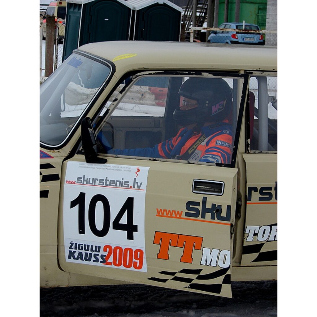 „Žiguļu kauss 2009” 4. posms norisinājās Smiltenē sporta un atpūtas kompleksā „Teperis”. Uz starta lielajā trasē devās 30 pasākuma dalībnieki – desmit brīvajā klasē, 11 standarta un astoņi jauniešu klasē, kā arī VIP braucējs. Katra klasē...
Autors: Santa Sinka