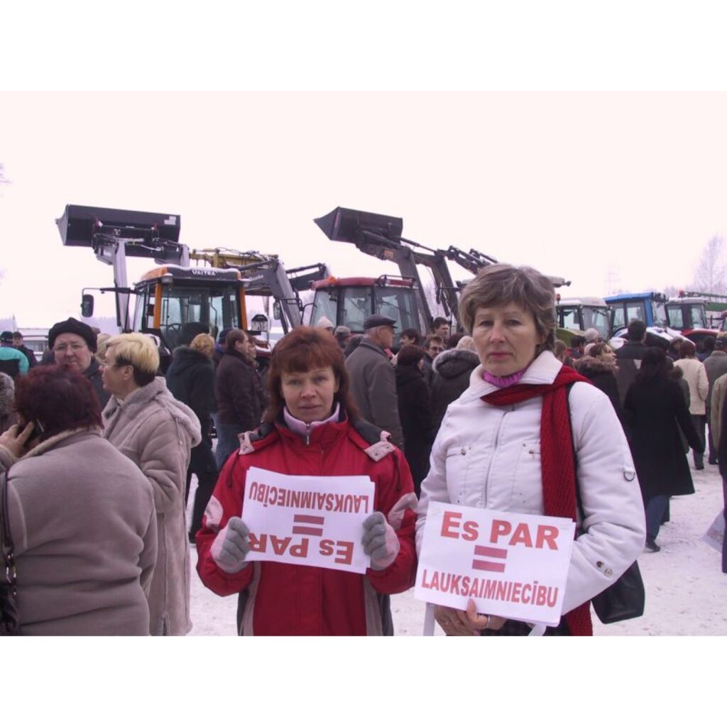 Valmierā, stāvlaukumā pie apvedceļa, kas atrodas netālu no Vidzemes slimnīcas, sapulcējušies vairāk nekā 200 lauksaimnieki miermīlīgai protesta akcijai, lai pievērstu valdības uzmanību krīzei lauksaimniecībā.
Autors: Sandra Pētersone