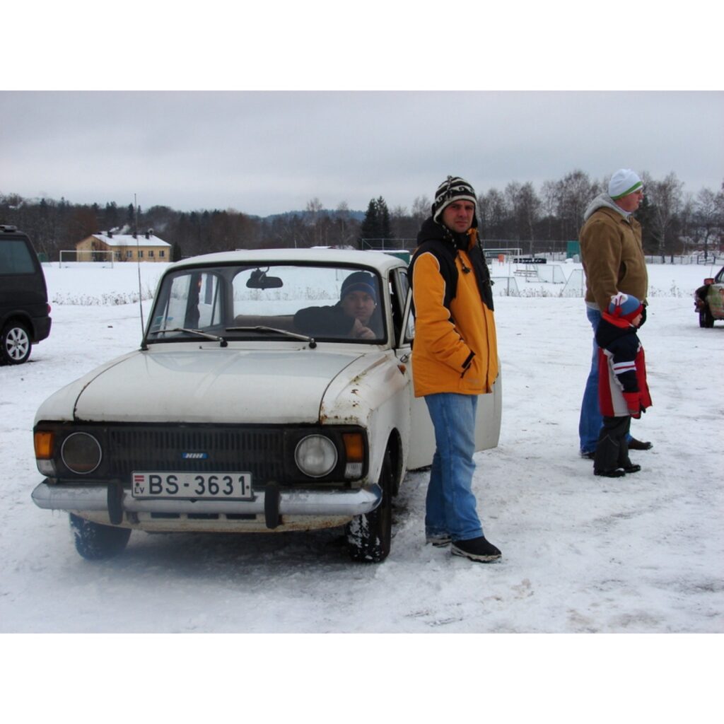 Šodien „Amatieru kausā 2009” sacentās 43 dalībnieki
Visas dienas garumā „Tepera” trasē, Smiltenē norisinājās „Amatieru kausa” 5. posms, kurā dalībnieki startēja ar visdažādāko marku automašīnām. Nav svarīgi, vai tev ir „Moskvičs” vai...
Autors: Santa Sinka