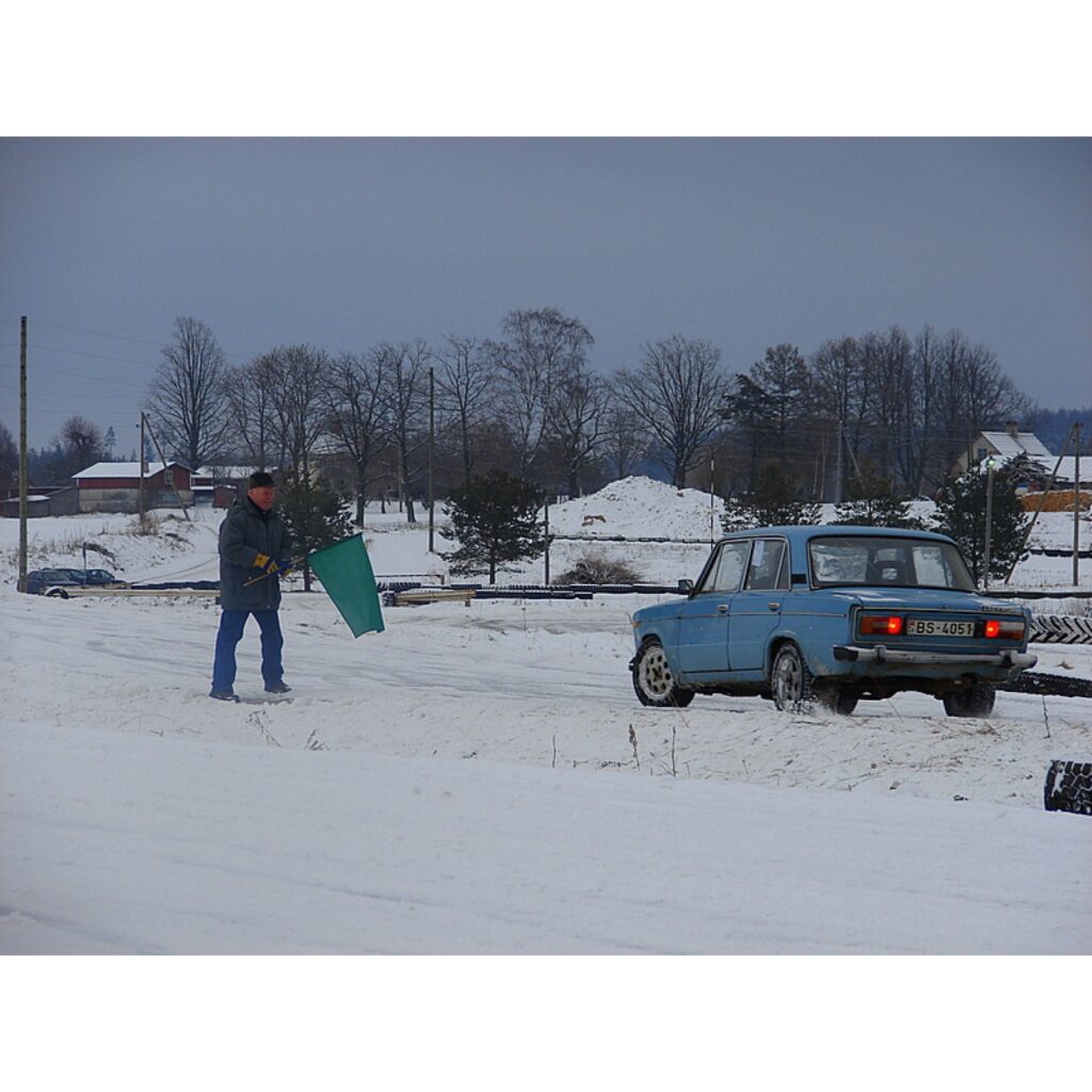 Šodien „Amatieru kausā 2009” sacentās 43 dalībnieki
Visas dienas garumā „Tepera” trasē, Smiltenē norisinājās „Amatieru kausa” 5. posms, kurā dalībnieki startēja ar visdažādāko marku automašīnām. Nav svarīgi, vai tev ir „Moskvičs” vai...
Autors: Santa Sinka
