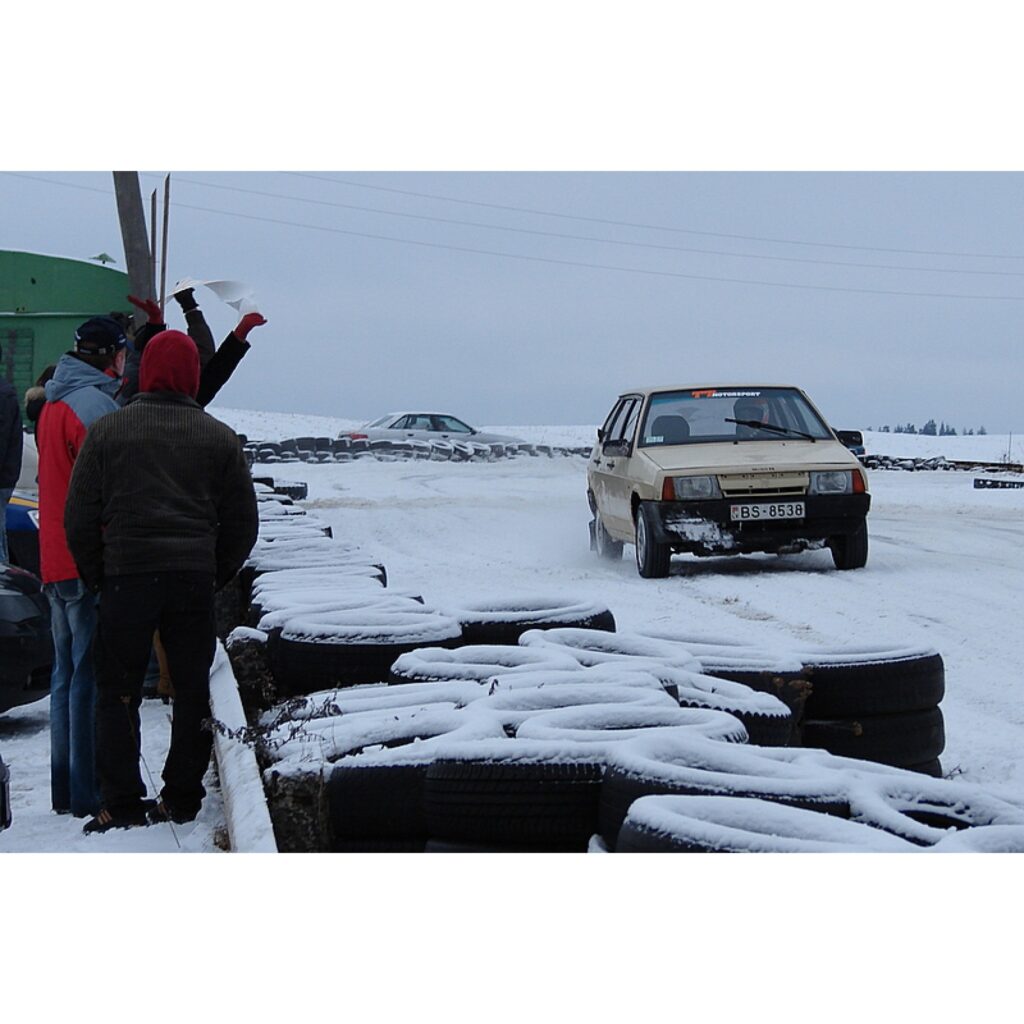 Šodien „Amatieru kausā 2009” sacentās 43 dalībnieki
Visas dienas garumā „Tepera” trasē, Smiltenē norisinājās „Amatieru kausa” 5. posms, kurā dalībnieki startēja ar visdažādāko marku automašīnām. Nav svarīgi, vai tev ir „Moskvičs” vai...
Autors: Santa Sinka