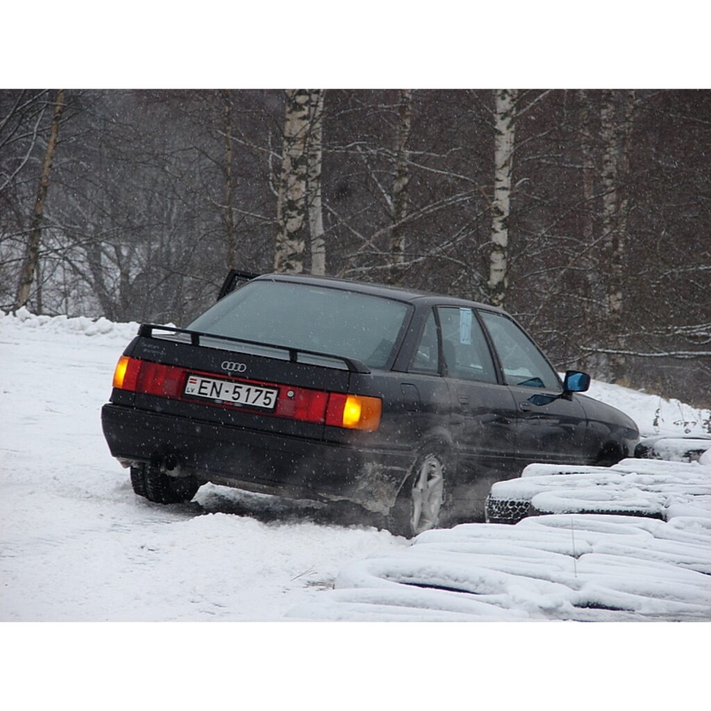Šodien „Amatieru kausā 2009” sacentās 43 dalībnieki
Visas dienas garumā „Tepera” trasē, Smiltenē norisinājās „Amatieru kausa” 5. posms, kurā dalībnieki startēja ar visdažādāko marku automašīnām. Nav svarīgi, vai tev ir „Moskvičs” vai...
Autors: Santa Sinka