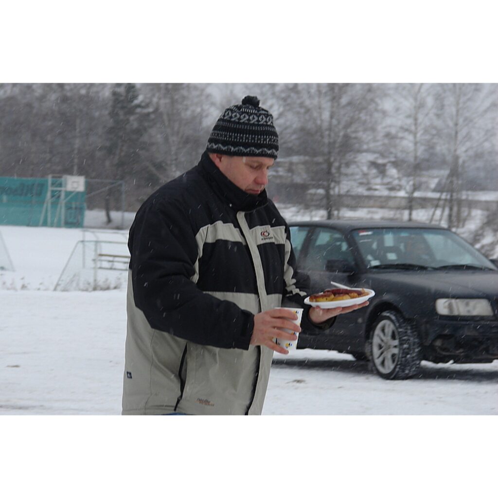 Šodien „Amatieru kausā 2009” sacentās 43 dalībnieki
Visas dienas garumā „Tepera” trasē, Smiltenē norisinājās „Amatieru kausa” 5. posms, kurā dalībnieki startēja ar visdažādāko marku automašīnām. Nav svarīgi, vai tev ir „Moskvičs” vai...
Autors: Santa Sinka