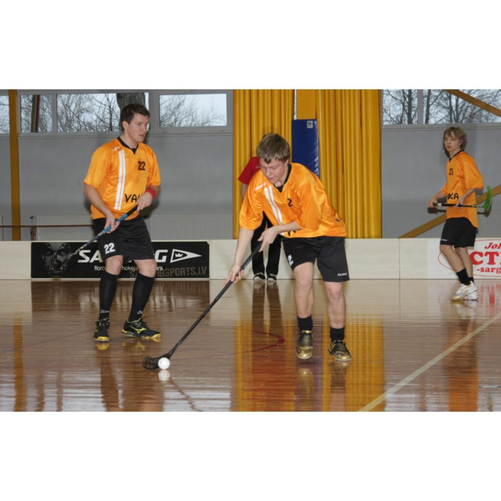 Nenoliedzami, ka florbols Valkā ir kļuvis par populārāko sporta veidu.
Pirms pāris stundām uzsākās Valkas šā gada atklātais čempionāts florbolā. Tajā piedalās 10 komandas un tas ir krietni vairāk nekā sporta dzīves vadītāji paredzēja....
Autors: Aldis Dubļāns