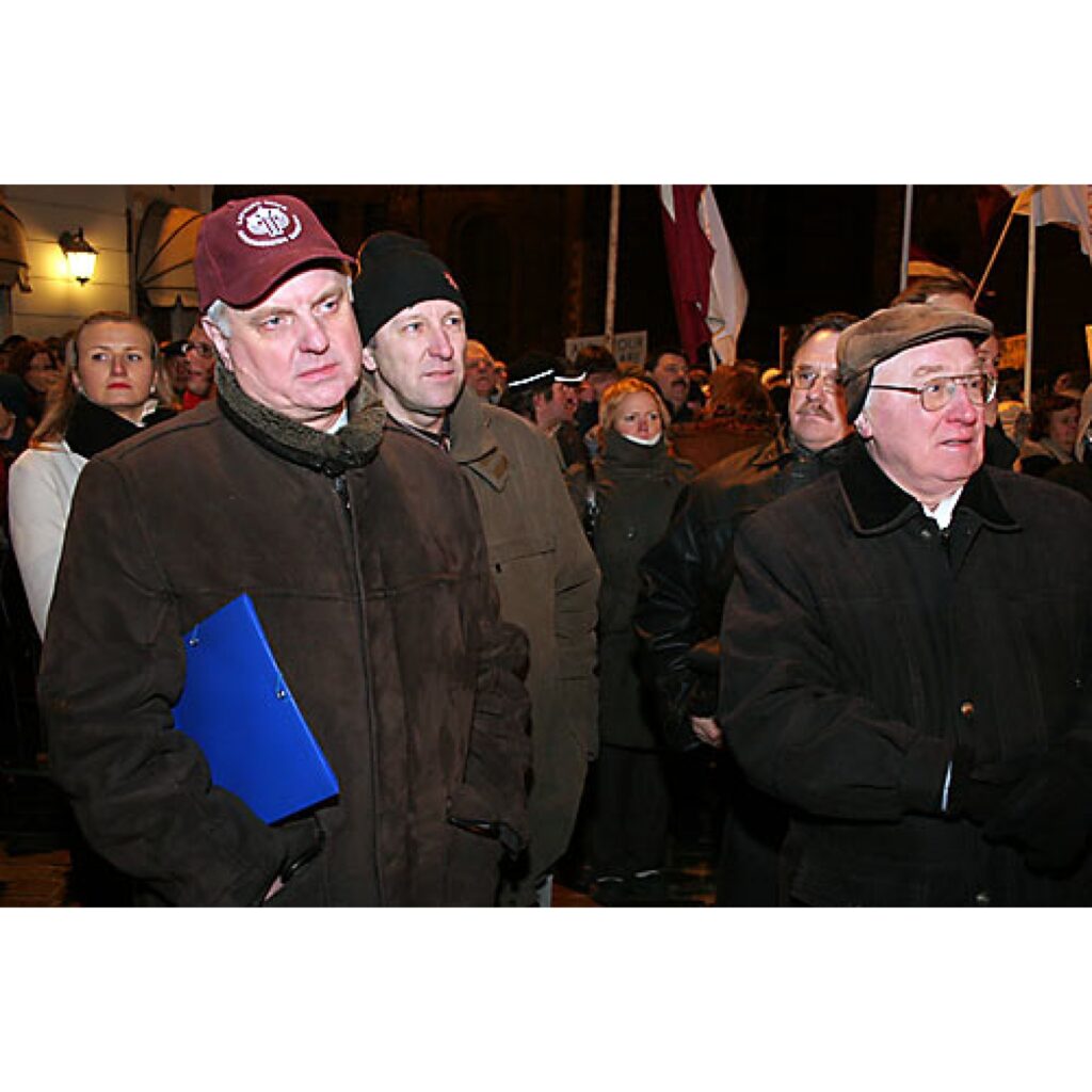 Jau rīt, 14. janvārī, informēsim par protesta akcijas dalībnieku redzēto un dzirdēto pasākuma laikā, kā arī pēc tā. Šobrīd piedāvājam mūsu Zemgales kolēģu sagatavoto fotoreportāžu.