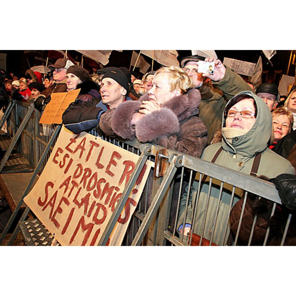 Jau rīt, 14. janvārī, informēsim par protesta akcijas dalībnieku redzēto un dzirdēto pasākuma laikā, kā arī pēc tā. Šobrīd piedāvājam mūsu Zemgales kolēģu sagatavoto fotoreportāžu.