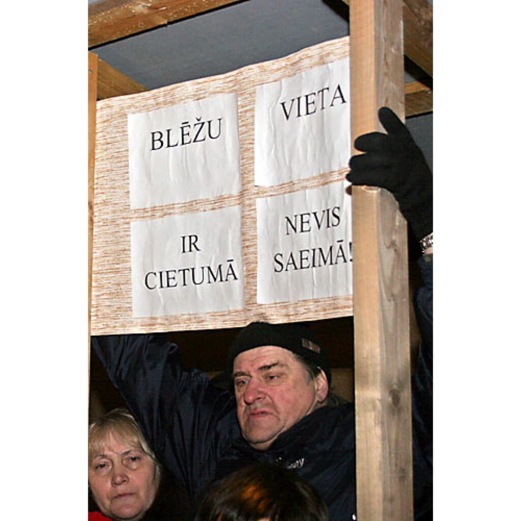 Jau rīt, 14. janvārī, informēsim par protesta akcijas dalībnieku redzēto un dzirdēto pasākuma laikā, kā arī pēc tā. Šobrīd piedāvājam mūsu Zemgales kolēģu sagatavoto fotoreportāžu.