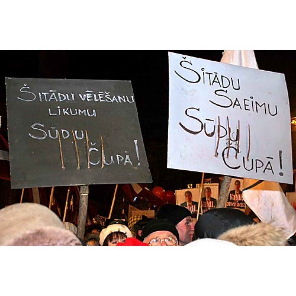 Jau rīt, 14. janvārī, informēsim par protesta akcijas dalībnieku redzēto un dzirdēto pasākuma laikā, kā arī pēc tā. Šobrīd piedāvājam mūsu Zemgales kolēģu sagatavoto fotoreportāžu.