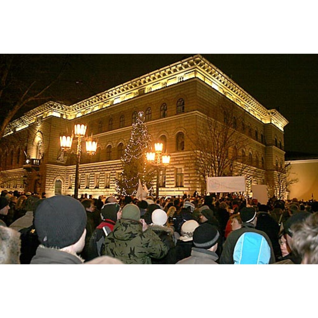 Jau rīt, 14. janvārī, informēsim par protesta akcijas dalībnieku redzēto un dzirdēto pasākuma laikā, kā arī pēc tā. Šobrīd piedāvājam mūsu Zemgales kolēģu sagatavoto fotoreportāžu.