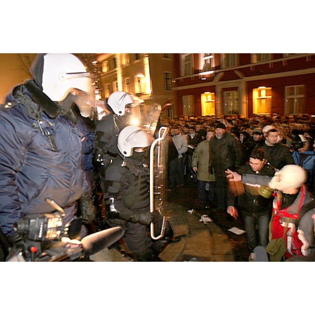 Jau rīt, 14. janvārī, informēsim par protesta akcijas dalībnieku redzēto un dzirdēto pasākuma laikā, kā arī pēc tā. Šobrīd piedāvājam mūsu Zemgales kolēģu sagatavoto fotoreportāžu.