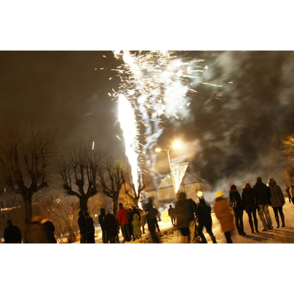 Jaunais gads ir sagaidīts ar cerībām uz labāku dzīvi. "Ziemeļlatvijas" aptaujātie valcēnieši uzskata, ka tā saucamā krīze ir valdības un žurnālistu uzpūsts burbulis. Saprārtīgie cilvēki to aicina neņemt galvā un dzīvot tieši tāpat kā līdz...
Autors: Aldis Dubļāns