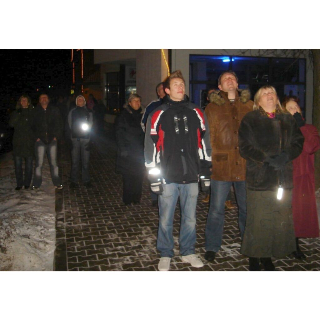 Vairāki simti smilteniešu un apkārtējo pagastu iedzīvotāju šonakt kopā sagaidīja Jauno gadu Baznīcas laukumā. Tur, veroties debesīs, varēja redzēt kā uzzied Smiltenes domes sarūpētais svētku salūts.
Autors: Sarmīte Ozola