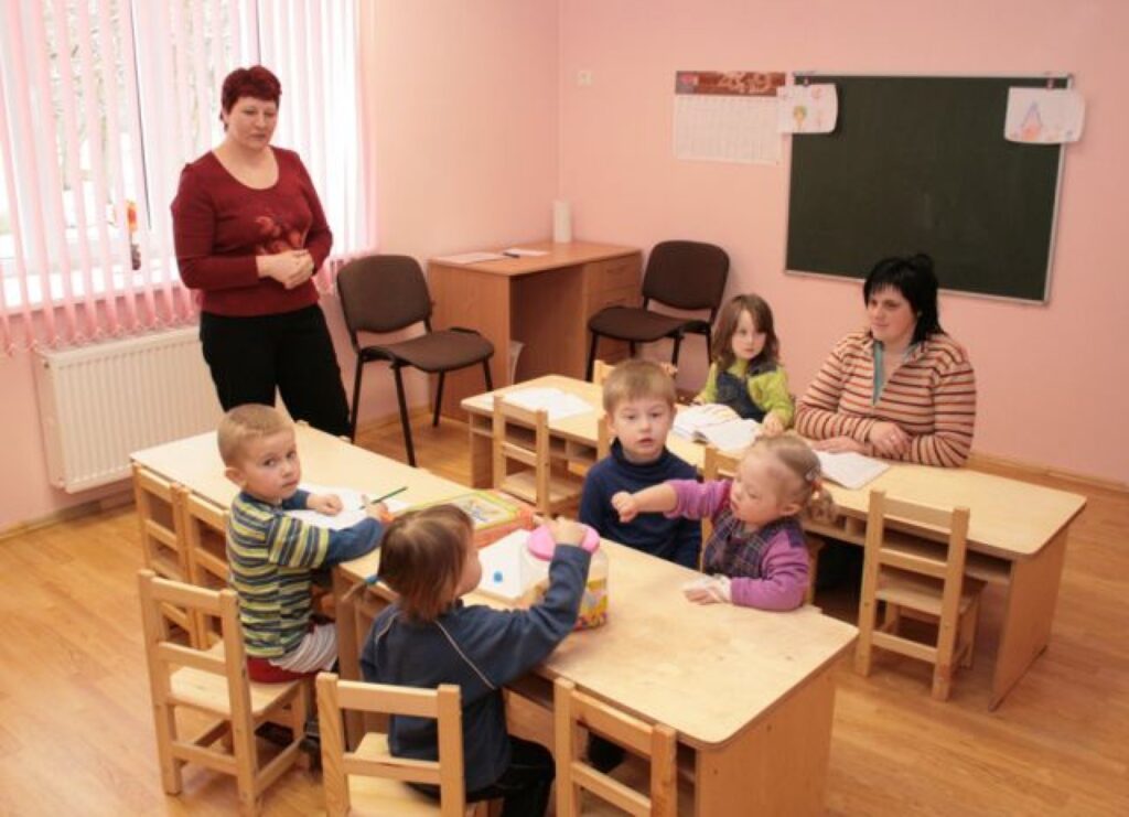 Vijciema bērnudārza jaunākās grupas auklītes Anda Zecmane (no labās) un Antra Zariņa raugās, lai nodarbībās mazuļi padarītu uzdotos darbiņus.
Autors: Aldis Dubļāns