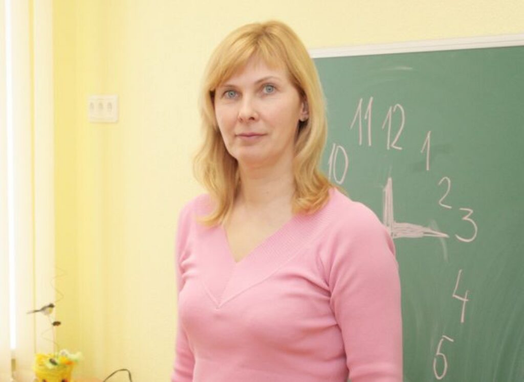 Vecākās grupas audzinātāja Inese Girgensone māca bērniem pazīt pulksteni un novērtē sirsniņu kvalitāti.
Autors: Aldis Dubļāns