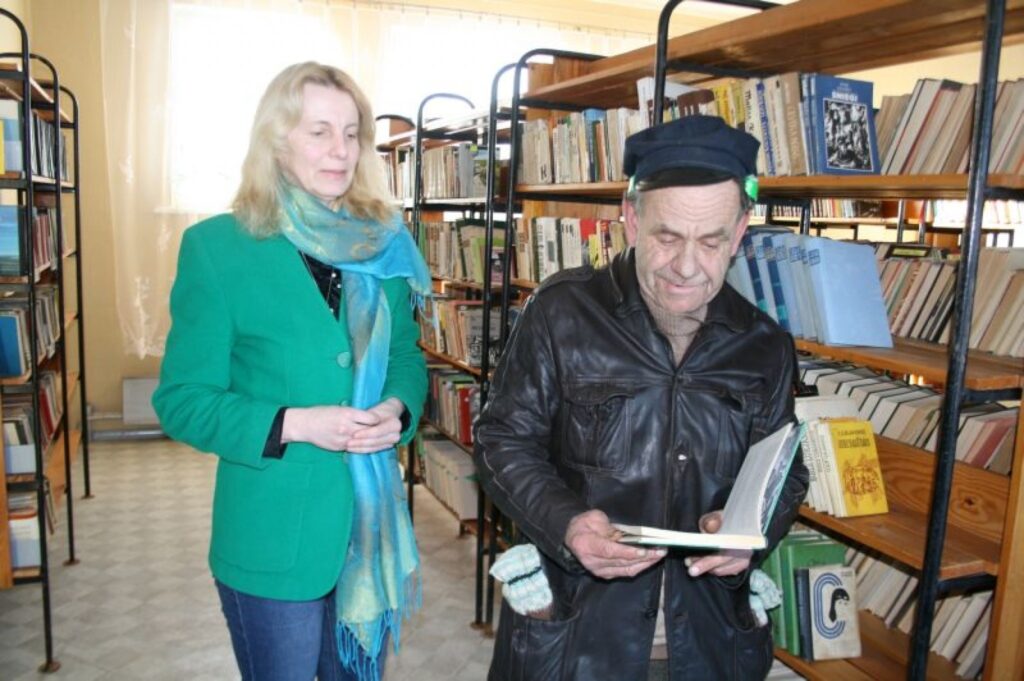 Pensionārs Kārlis Ragže atzīst, ka bez maizes vēl varot iztikt, bet bez grāmatām nevarot. Tam piekrīt arī bibliotekāre Alda Liuke.
Autors: Aivars Zilbers