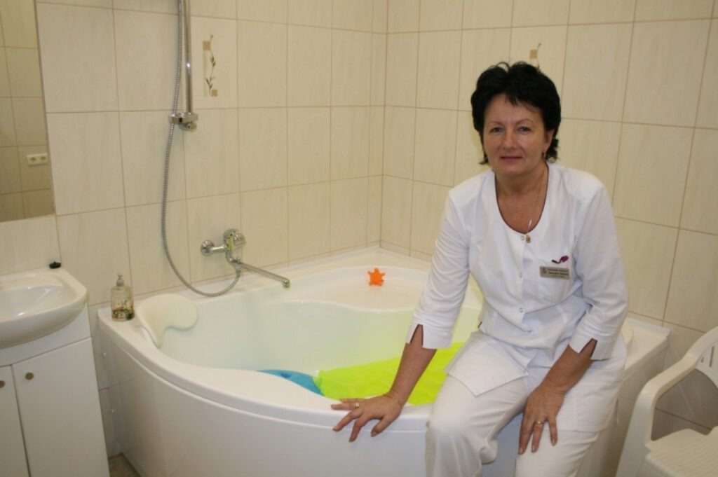 Cēsu slimnīcas dzemdību nodaļas vecākā vecmāte Veronika Medne jaunās māmiņas aicina izmantot iespēju bērniņu laist pasaulē ūdenī.
Autors: Ingūna Johansone