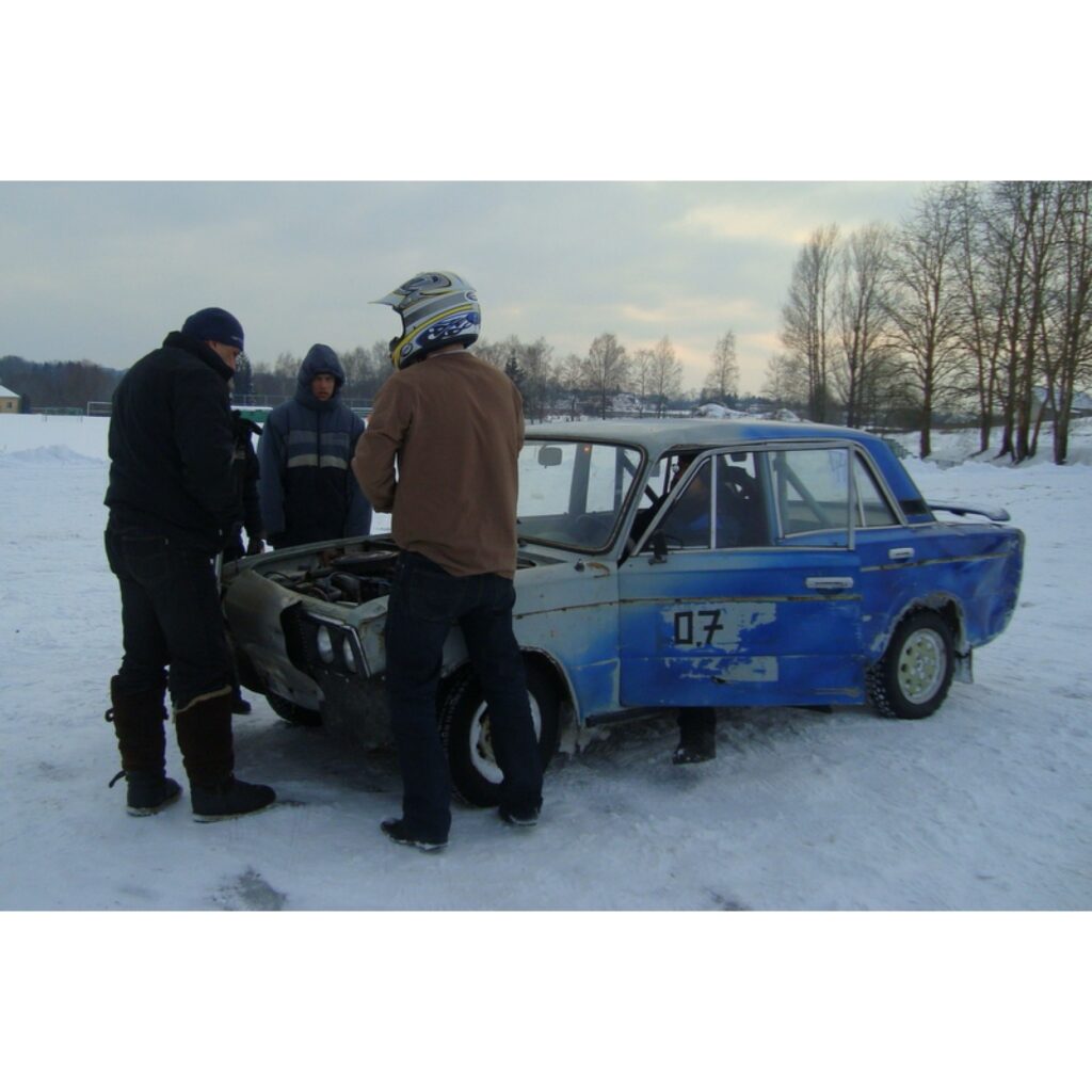 Svētdien Smiltenes supersprinta trasē norisinājās „Amatieru kauss 2009”. Kad sezona tuvojas beigām, amatieriem katrs sacensībās iegūtais vai konkurentam zaudētais punkts ir svarīgs.
Visas dienas garumā uz meistarību, pieredzi un veiksmi...
Autors: Santa Sinka