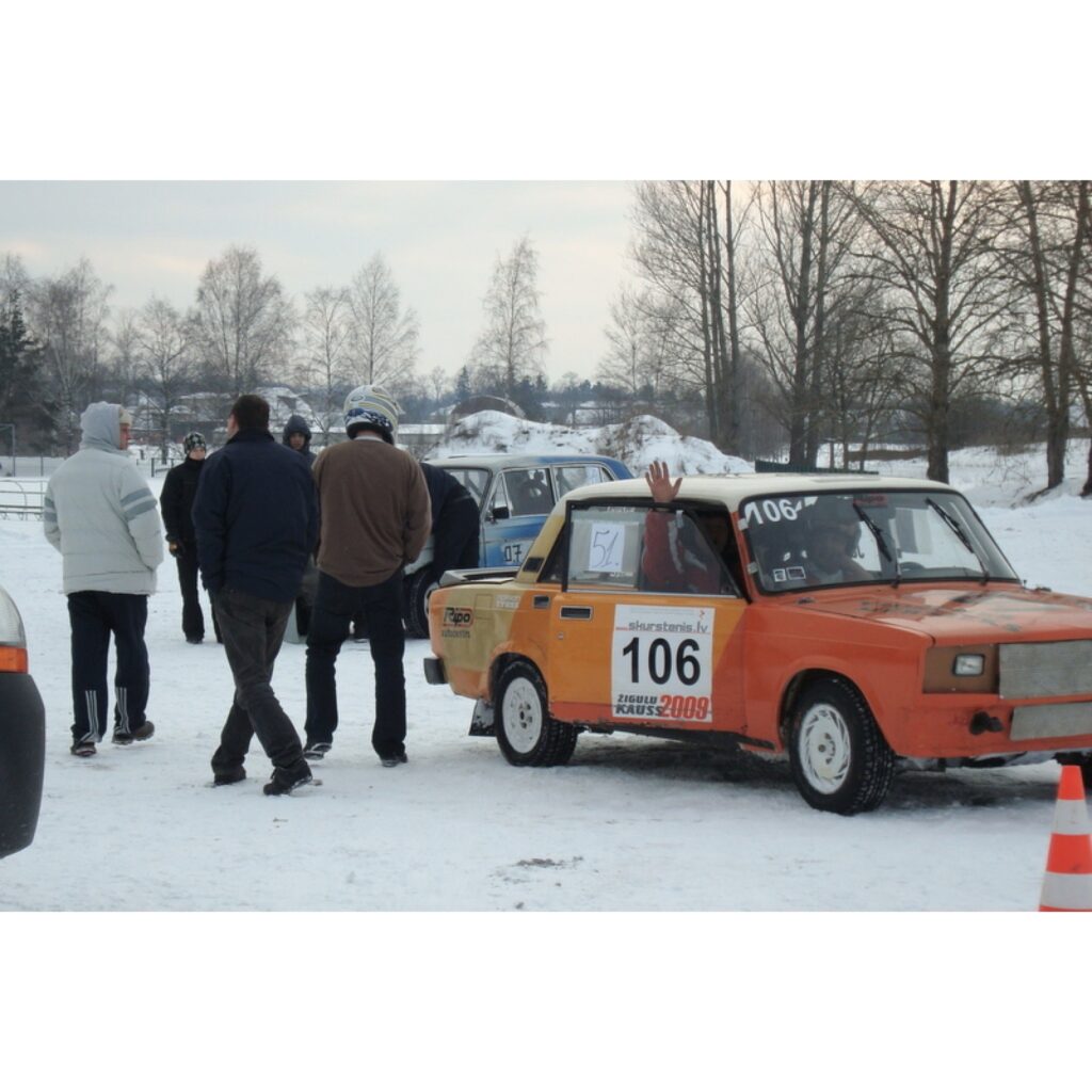Svētdien Smiltenes supersprinta trasē norisinājās „Amatieru kauss 2009”. Kad sezona tuvojas beigām, amatieriem katrs sacensībās iegūtais vai konkurentam zaudētais punkts ir svarīgs.
Visas dienas garumā uz meistarību, pieredzi un veiksmi...
Autors: Santa Sinka