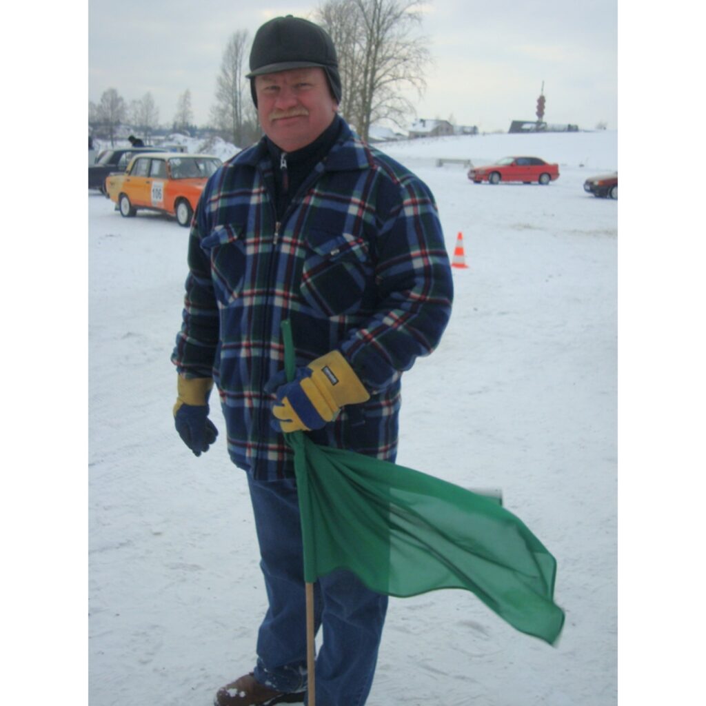 Svētdien Smiltenes supersprinta trasē norisinājās „Amatieru kauss 2009”. Kad sezona tuvojas beigām, amatieriem katrs sacensībās iegūtais vai konkurentam zaudētais punkts ir svarīgs.
Visas dienas garumā uz meistarību, pieredzi un veiksmi...
Autors: Santa Sinka