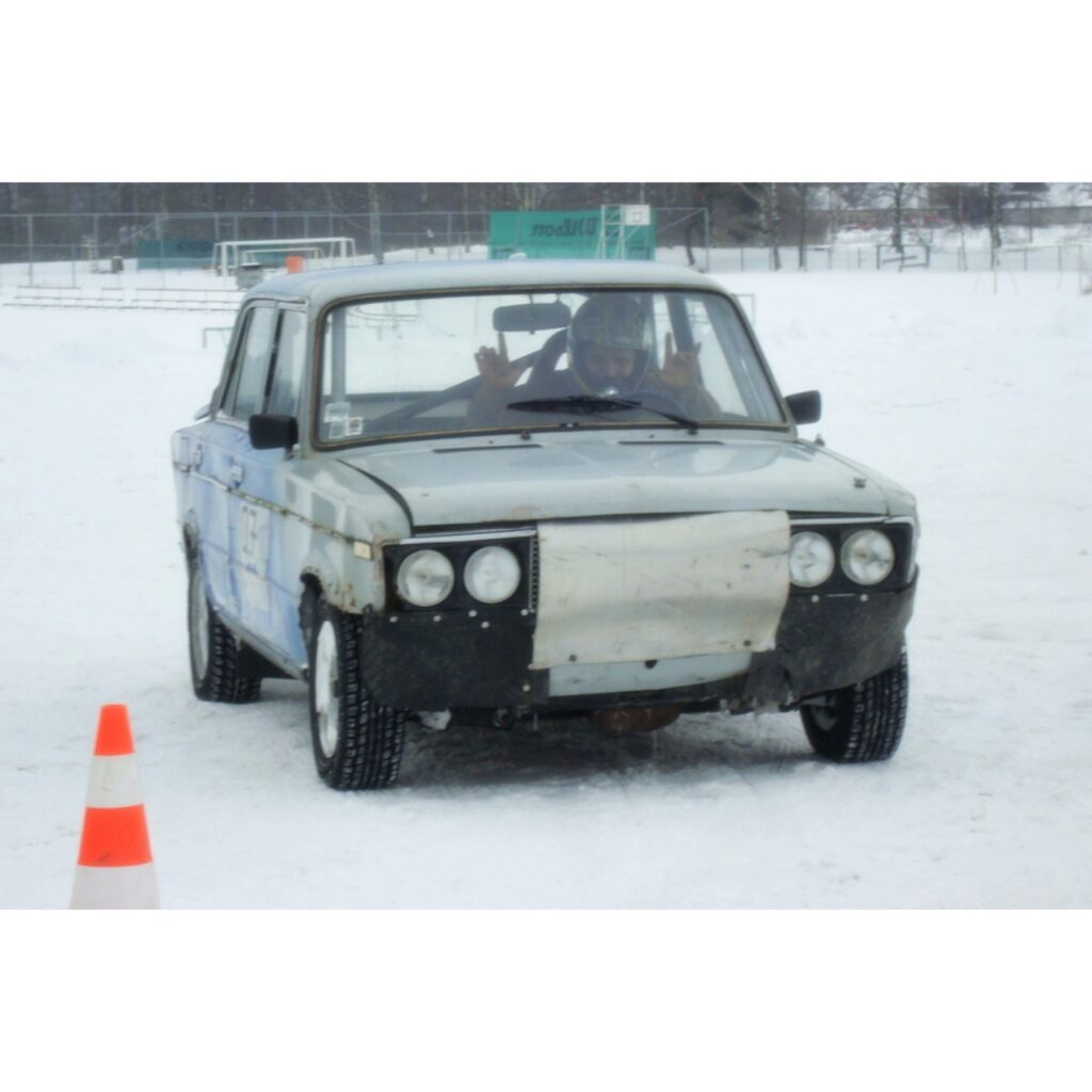 Svētdien Smiltenes supersprinta trasē norisinājās „Amatieru kauss 2009”. Kad sezona tuvojas beigām, amatieriem katrs sacensībās iegūtais vai konkurentam zaudētais punkts ir svarīgs.
Visas dienas garumā uz meistarību, pieredzi un veiksmi...
Autors: Santa Sinka