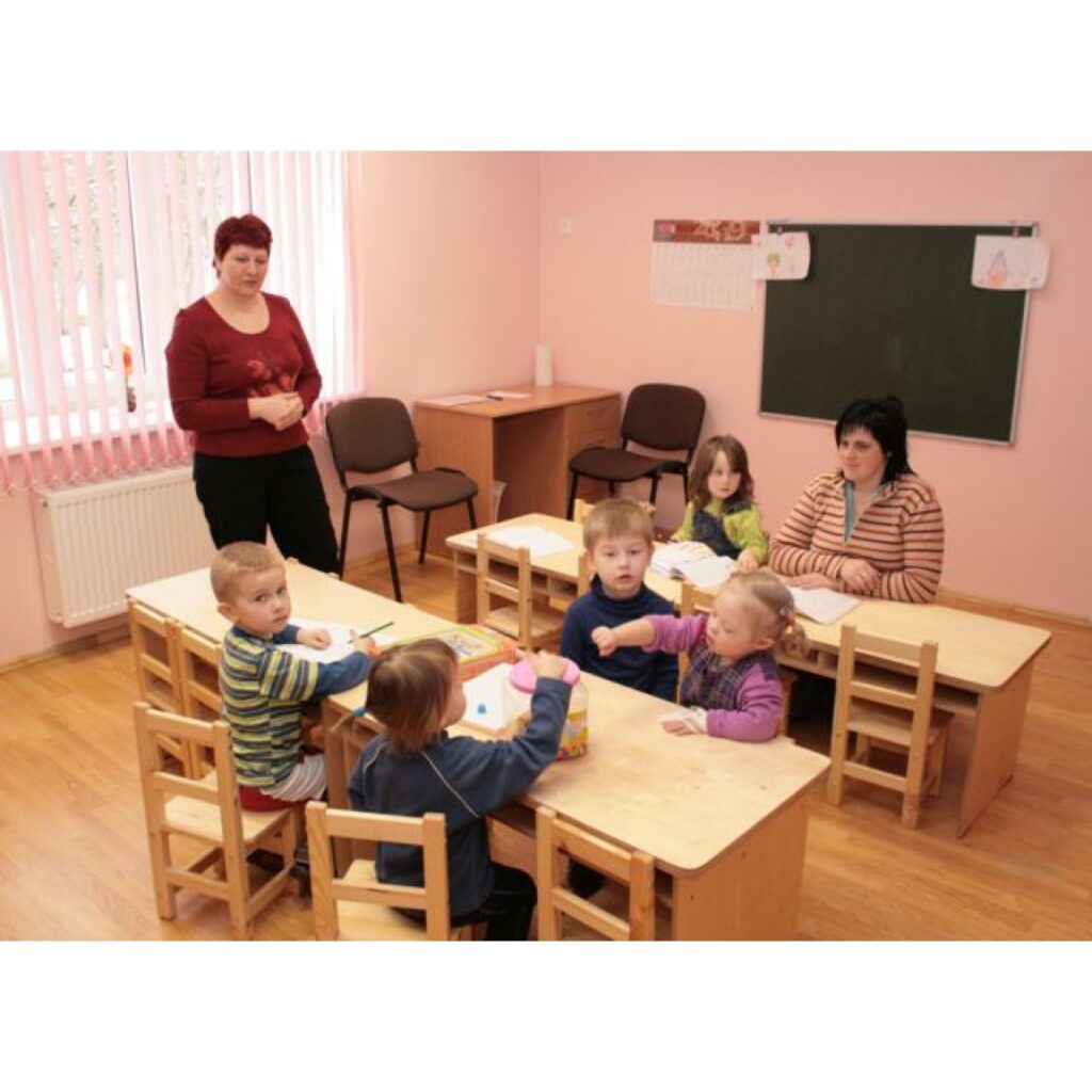 Ieejot Vijciema bērnudārza jaunuzceltajā piebūvē, tā pārsteidz ar savu gaišumu un sakārtotību. Rotaļlietu klāsts mazajiem ir gana bagāts, taču īpašu uzmanību piesaista koka rotaļlietu komplekts, kura dāvinātājs vēlējās palikt anonīms.
Autors: Aldis Dubļāns