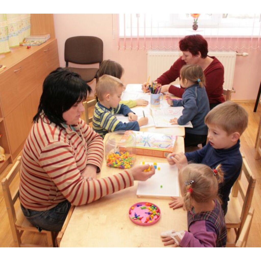 Ieejot Vijciema bērnudārza jaunuzceltajā piebūvē, tā pārsteidz ar savu gaišumu un sakārtotību. Rotaļlietu klāsts mazajiem ir gana bagāts, taču īpašu uzmanību piesaista koka rotaļlietu komplekts, kura dāvinātājs vēlējās palikt anonīms.
Autors: Aldis Dubļāns