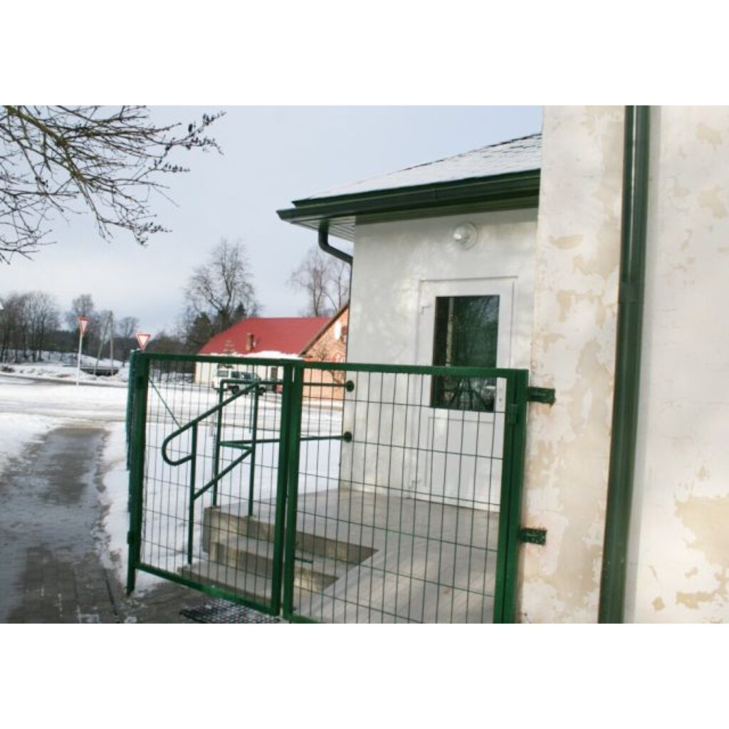 Ieejot Vijciema bērnudārza jaunuzceltajā piebūvē, tā pārsteidz ar savu gaišumu un sakārtotību. Rotaļlietu klāsts mazajiem ir gana bagāts, taču īpašu uzmanību piesaista koka rotaļlietu komplekts, kura dāvinātājs vēlējās palikt anonīms.
Autors: Aldis Dubļāns